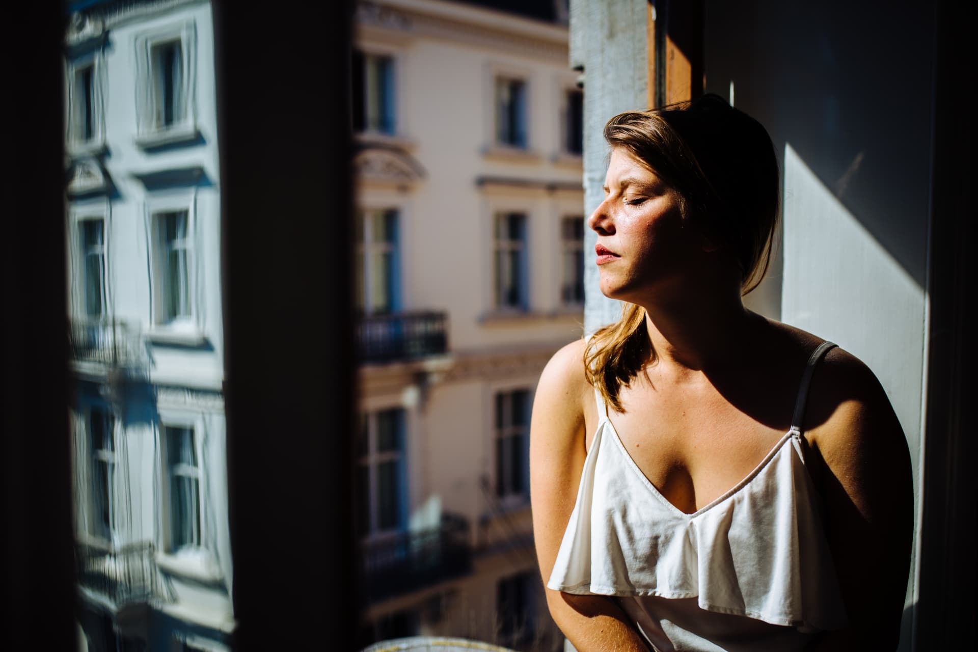 Tessa in het licht bij een raam