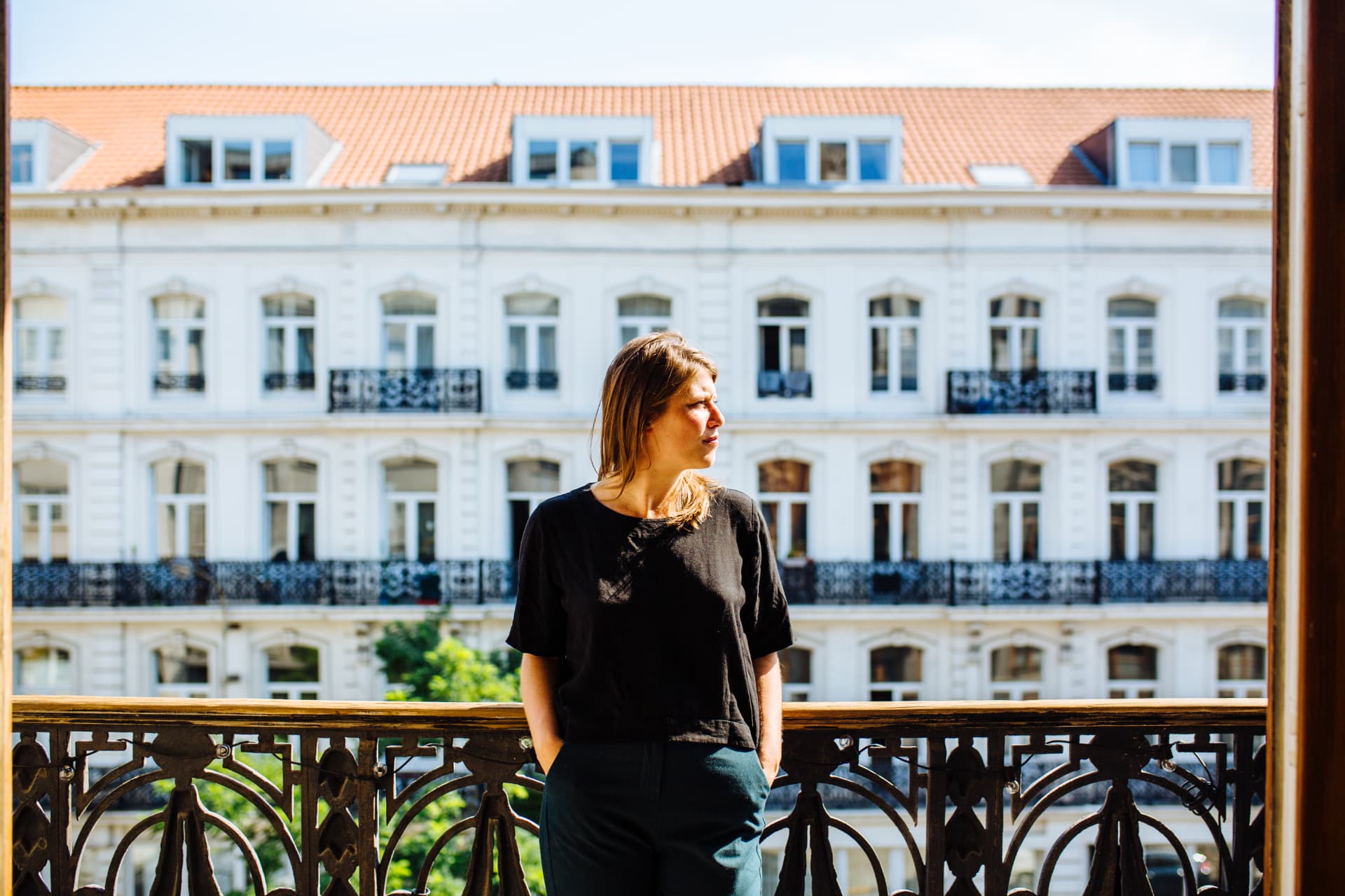 Tessa op een Brussels balkon