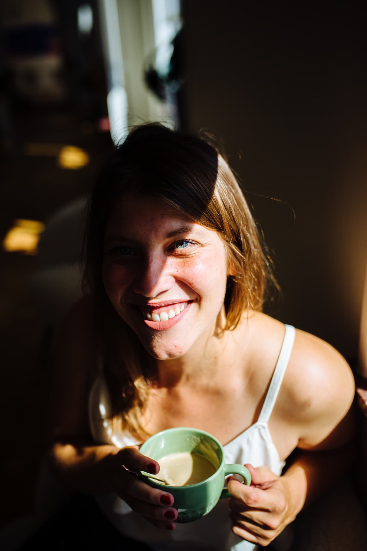 Tessa lachend met een tas in het licht